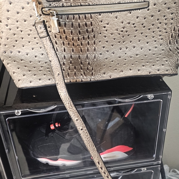 Handbag - Picture 3 of 11